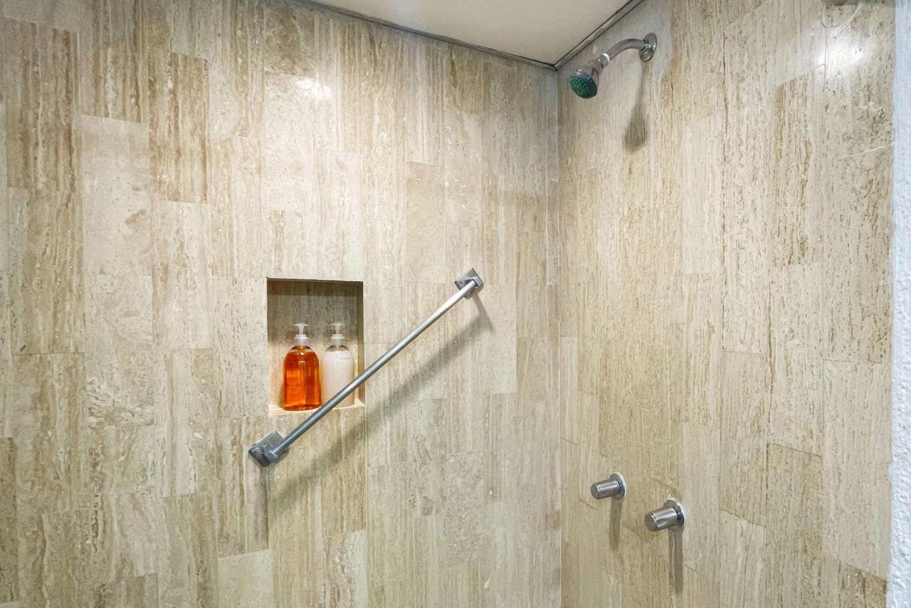Renovated In At The Zone Apartment
