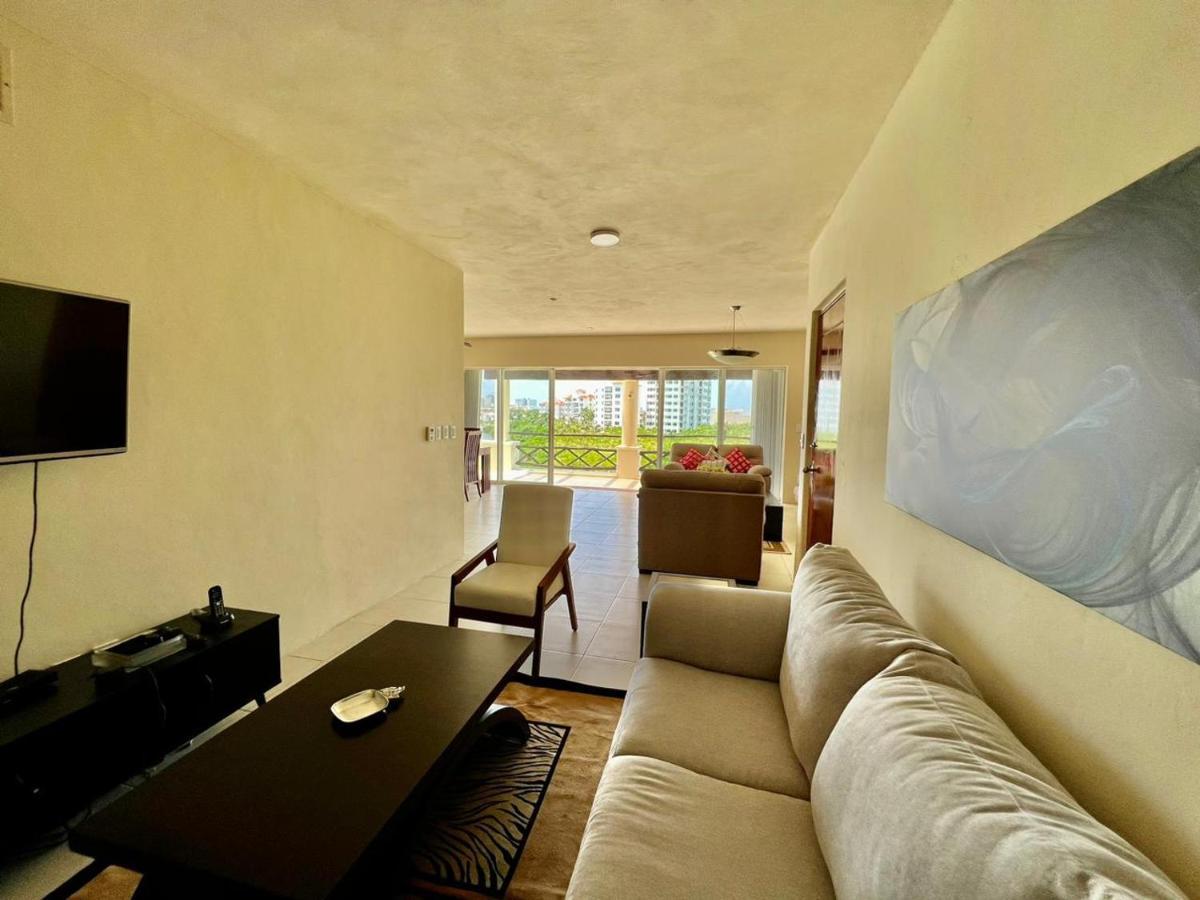 Waterfront Zone, Pool & Wi-fi Apartment *