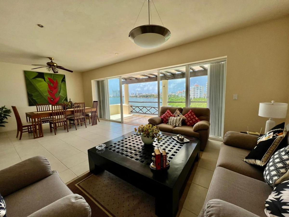 Waterfront Zone, Pool & Wi-fi Apartment *