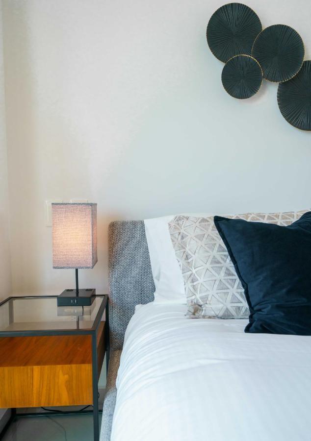 Penthouse With Private Jacuzzi - Three Bedroom Apartment *