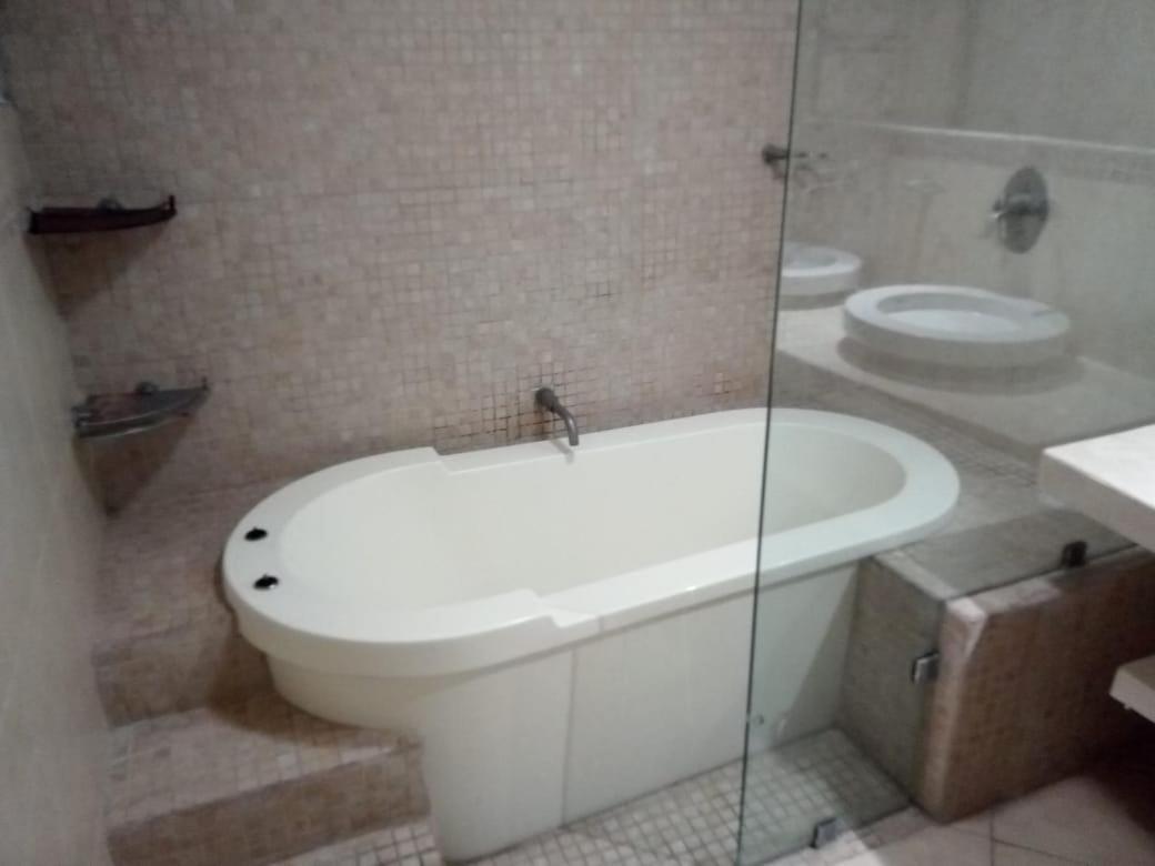 Large Penthouse On Lagoon, Fantastic Views, Across From
