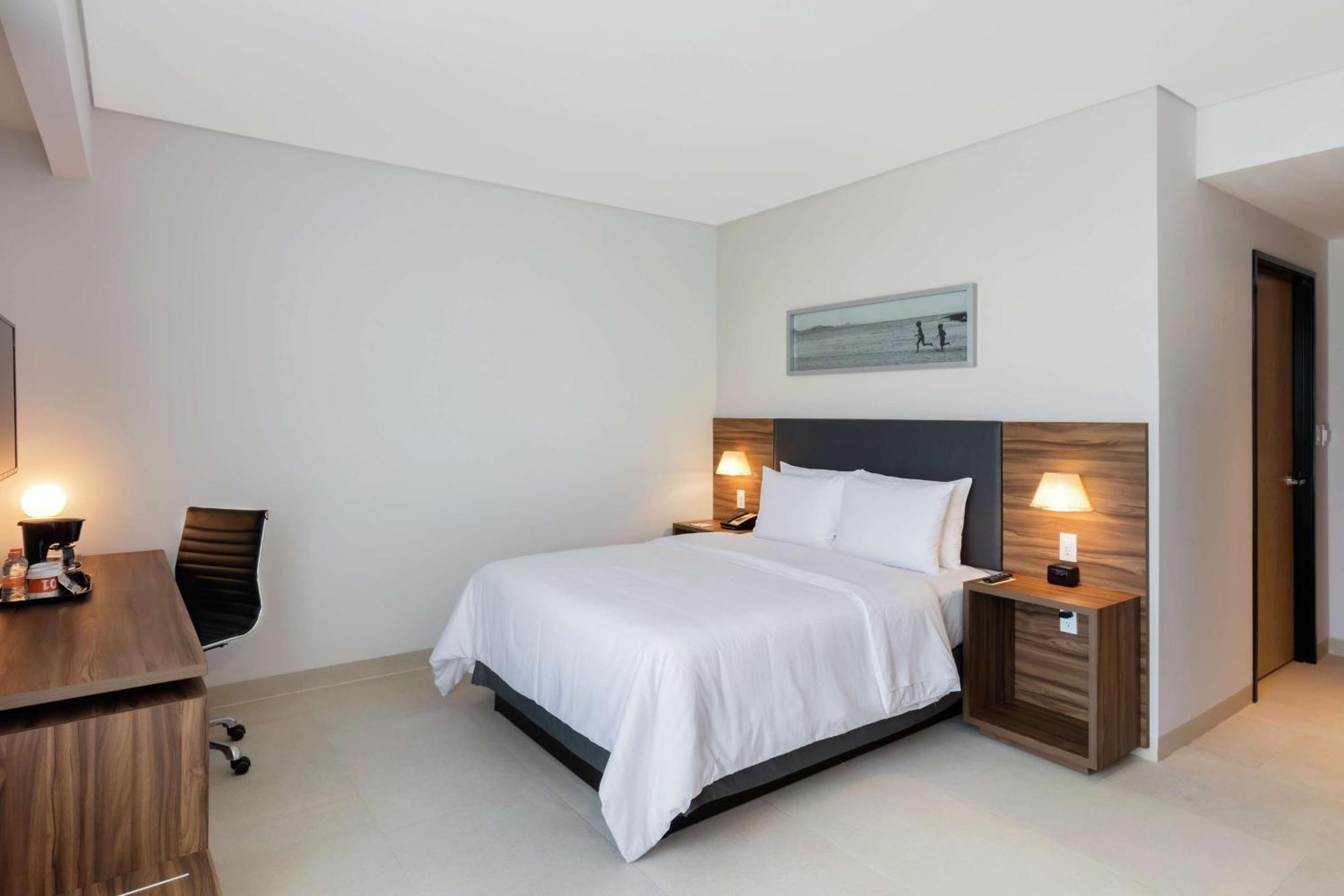 Hotel Hampton By Hilton Cumbres