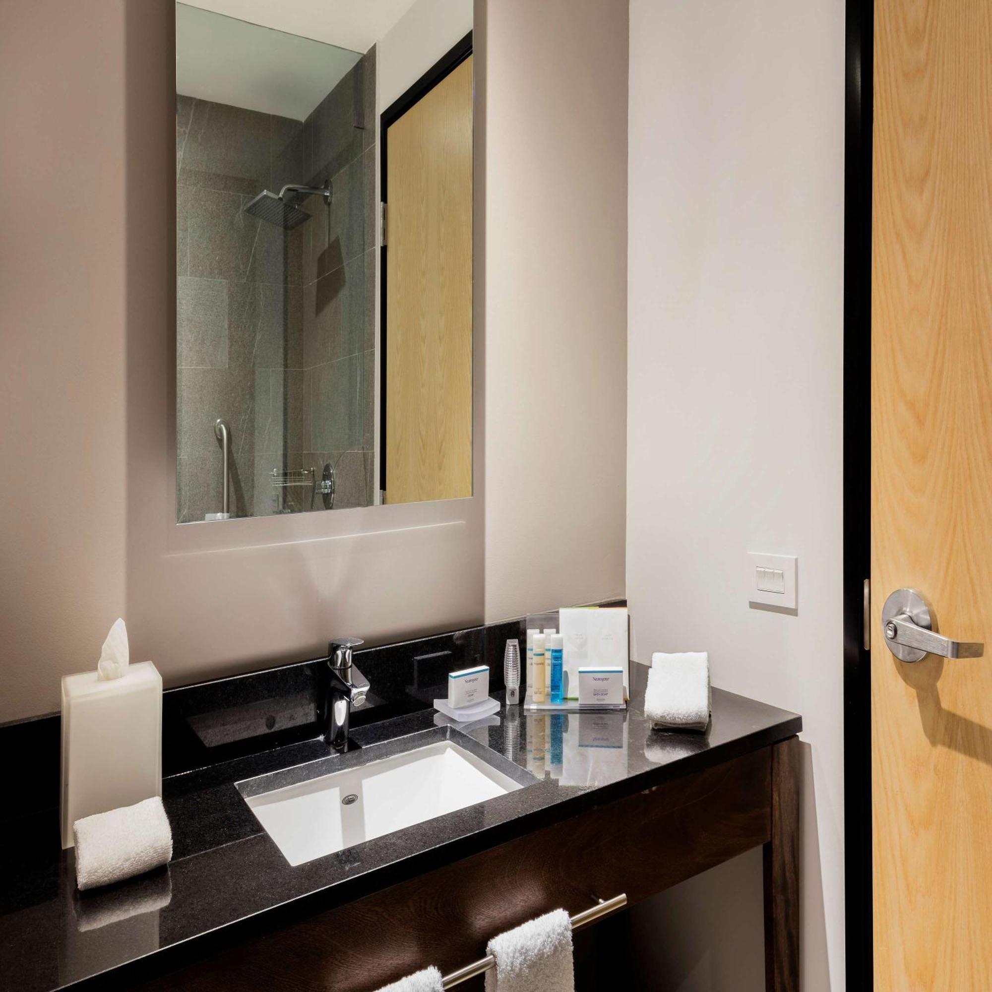 Hampton By Hilton Cumbres Hotel