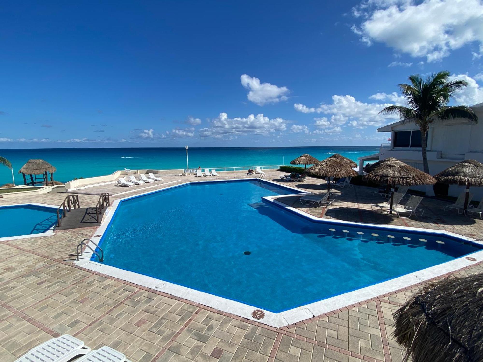 Brisas Shores 07 Beachfront Condo, Pool And Garden Area, Zona Hotelera Apartment
