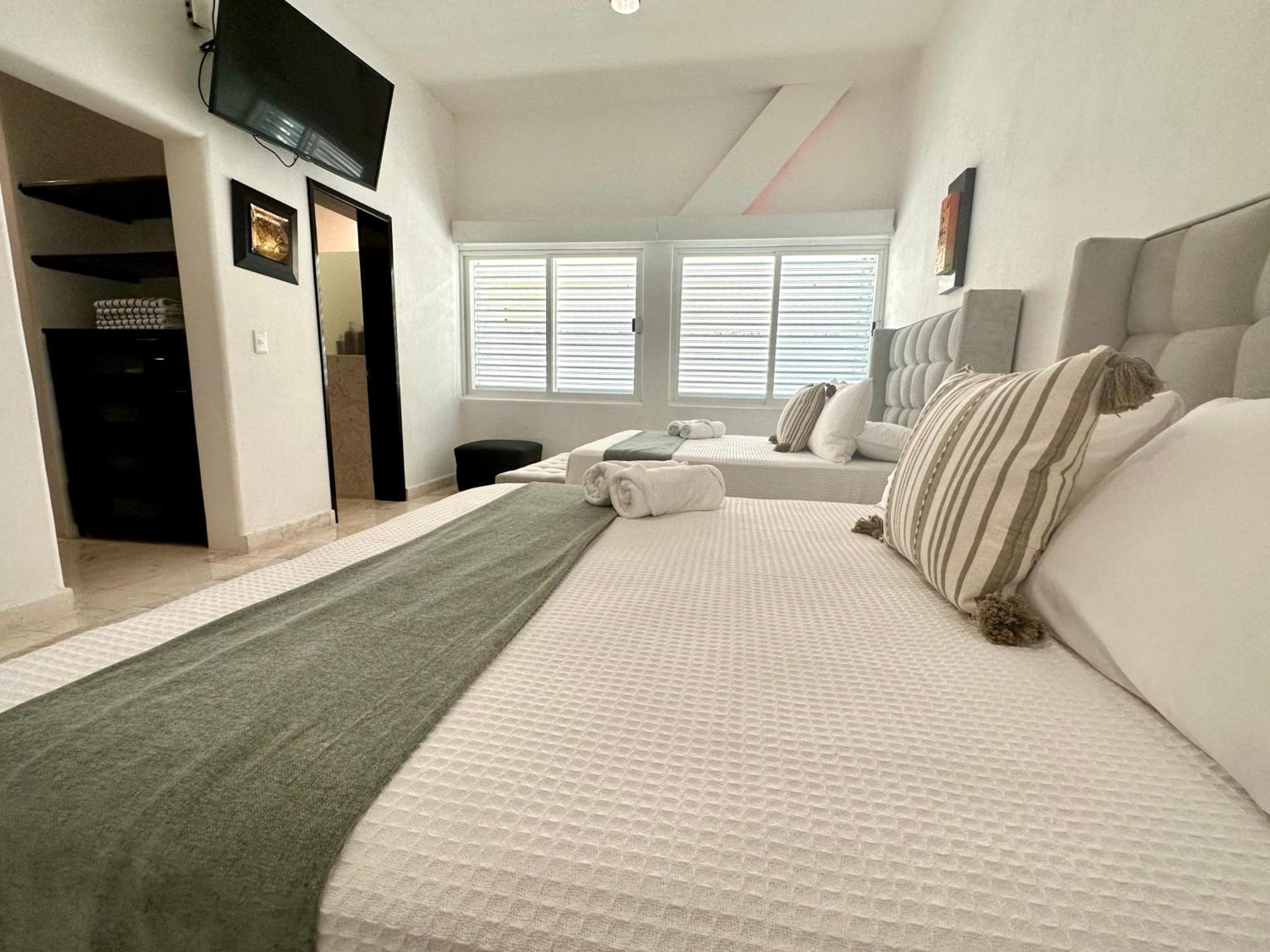Don Village - 5br Luxury Waterfront Private By Solmar