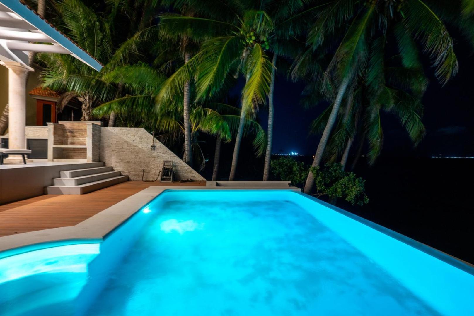 Сasa de vacaciones 6br Modern Oceanfront W/ Infinity Pool *