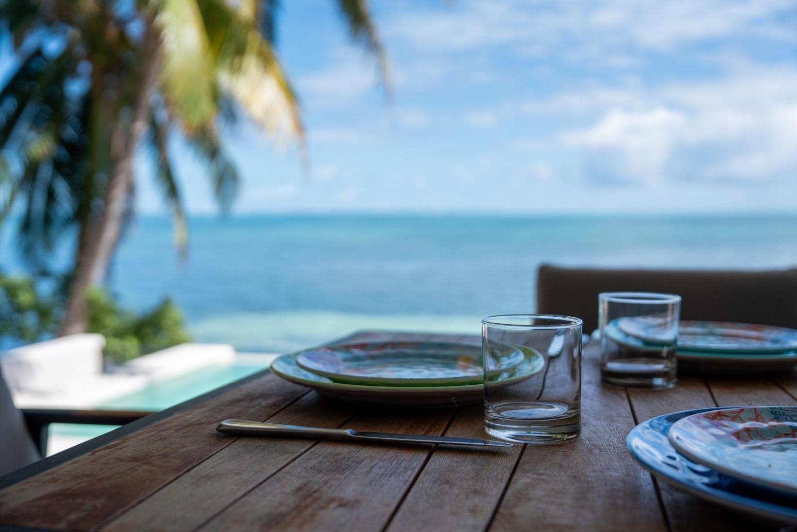 Сasa de vacaciones 6br Modern Oceanfront W/ Infinity Pool