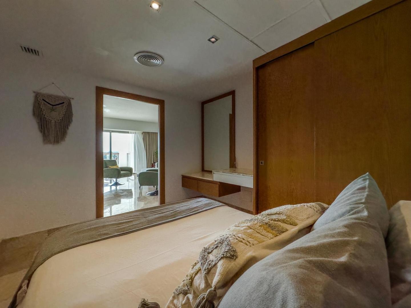 2br & Marina Front W/ Features *