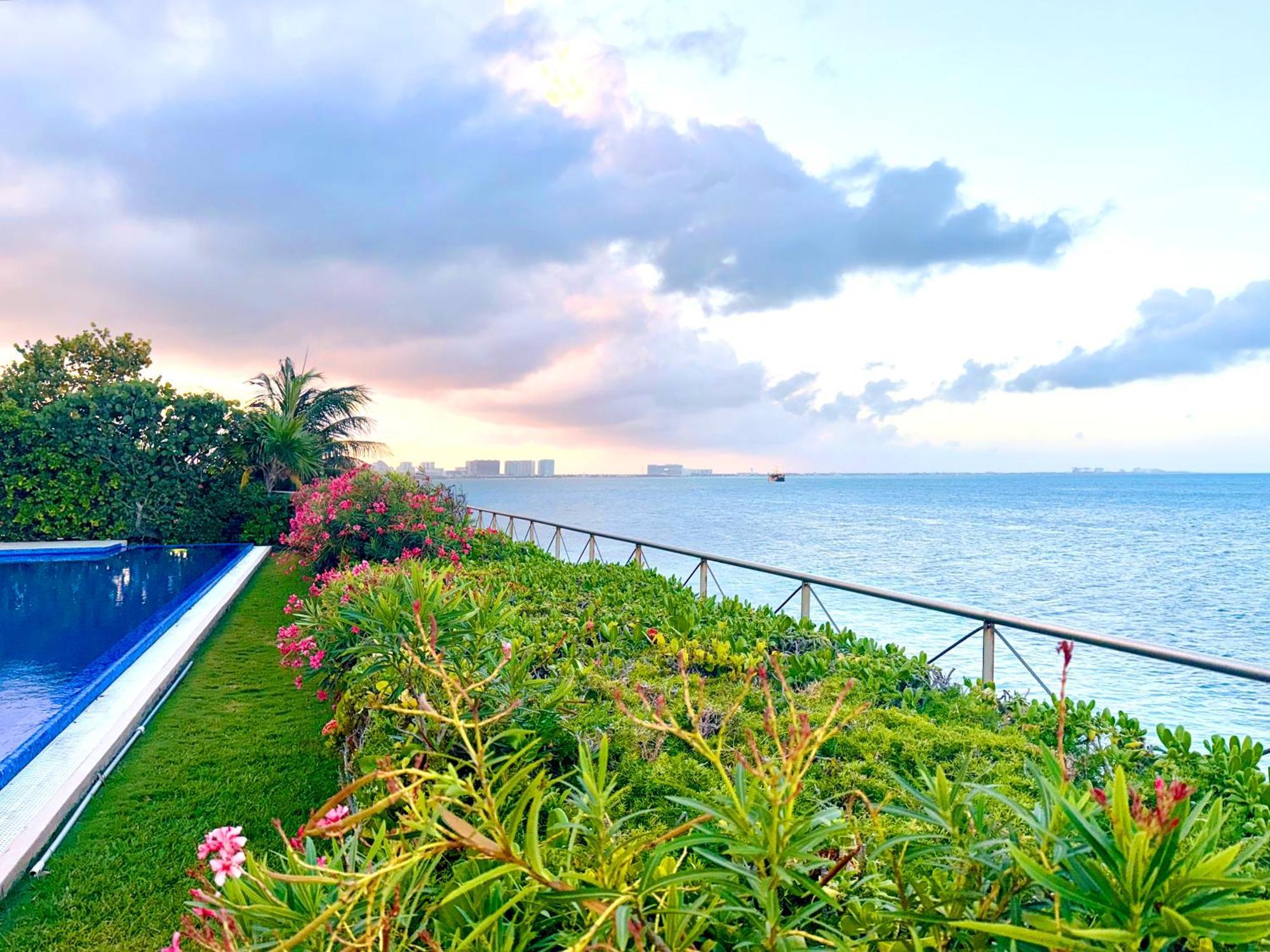 Exclusive Beachfront Luxury Villa, Private Gym, Personalized 5 Star-service, Direct Access Cancun