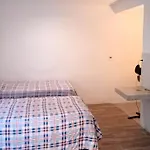 Room In Guest Room - Triple Room, Private Bathroom, A A, Wi-Fi 50 Mbps In The Center Of Cancun