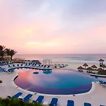 Golden Parnassus Resort & Spa (Adults Only)