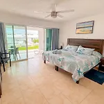Brisas Shores 07 Beachfront Condo, Pool And Garden Area, Zona Hotelera Cancun