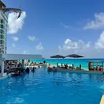 Oceanfront W/Balcony, Pool & Beach Access