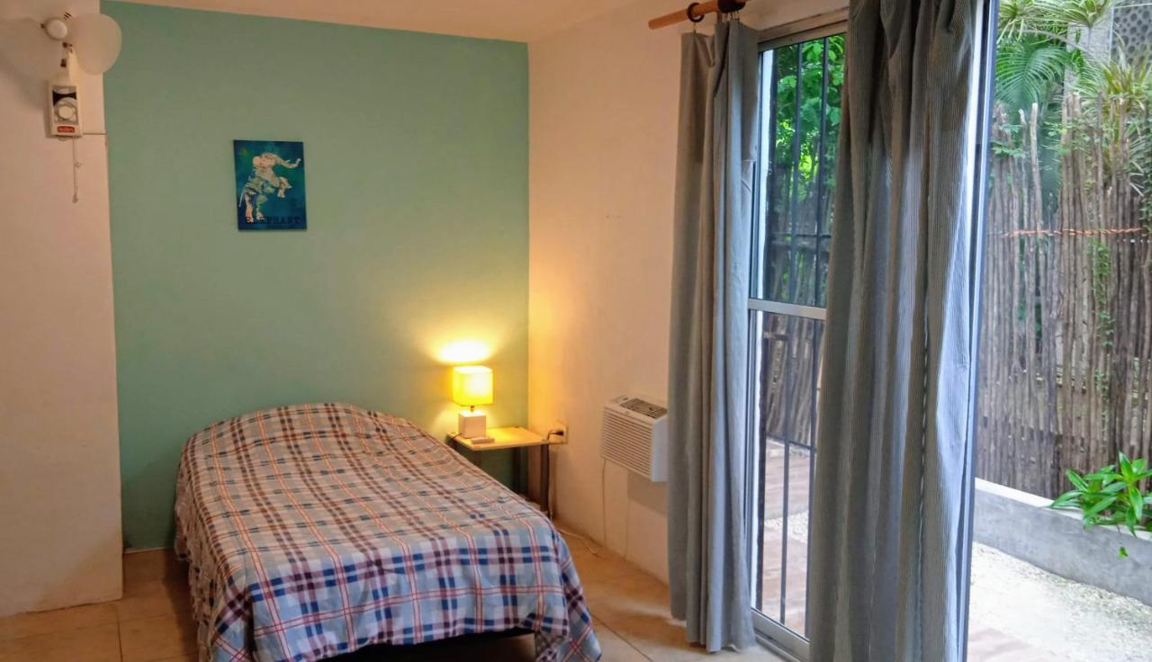 In Guest - Triple Room, Private Bathroom, A A, Wi-fi 50 Mbps In The Center Of Cancun