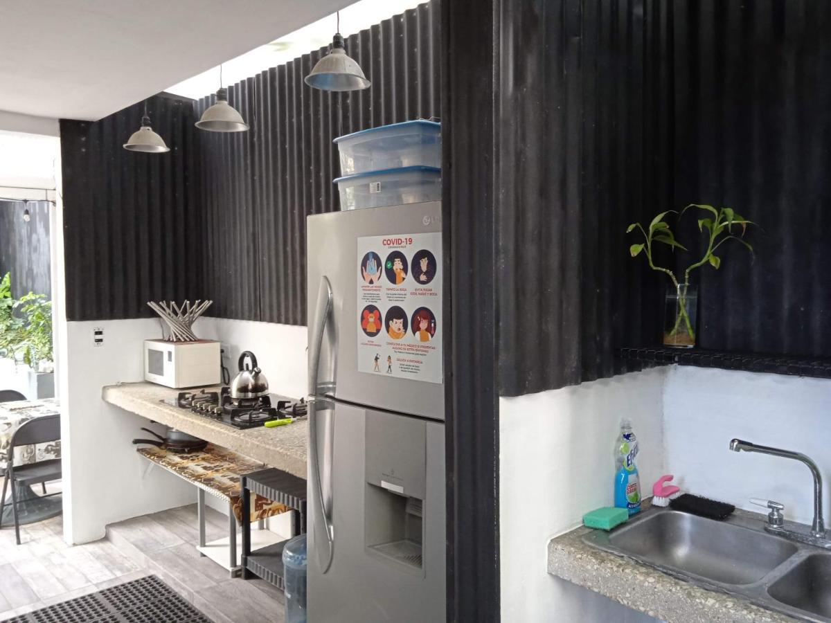 In Guest - Triple Room, Private Bathroom, A A, Wi-fi 50 Mbps In The Center Of Guest house Cancun