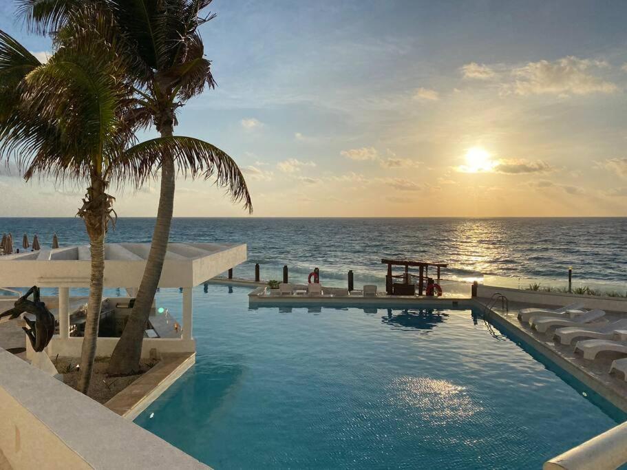 Apartment Beachfront Deluxe -best Ocean View, With Beach, Gym And Cancún