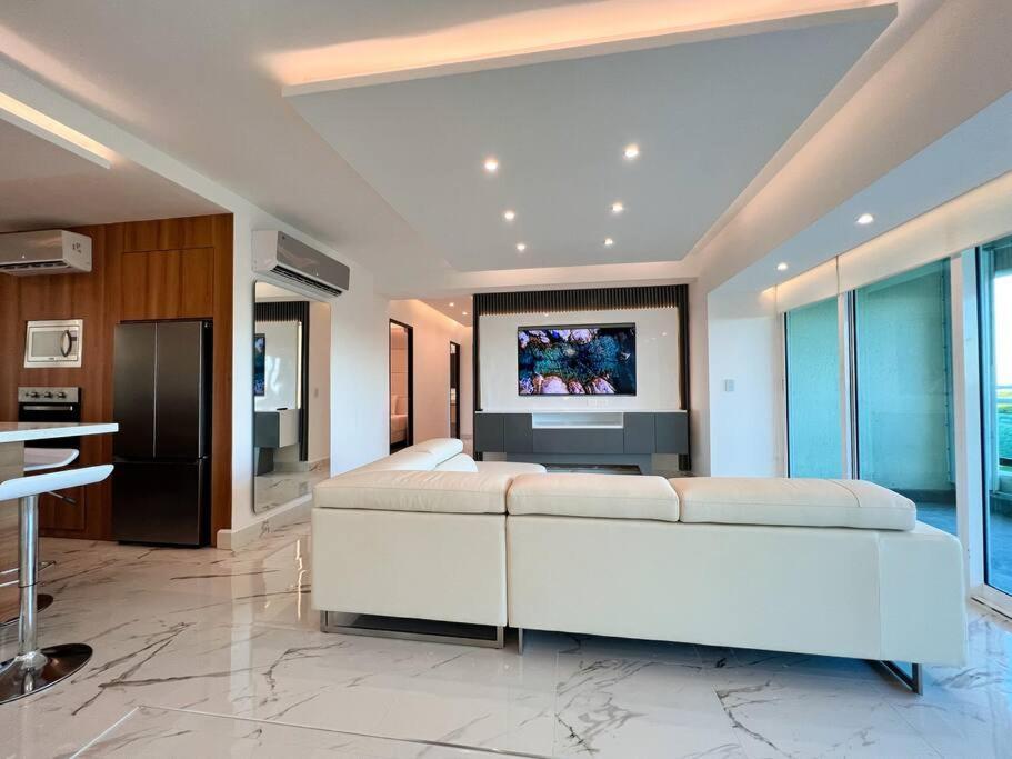 Luxury 3br •