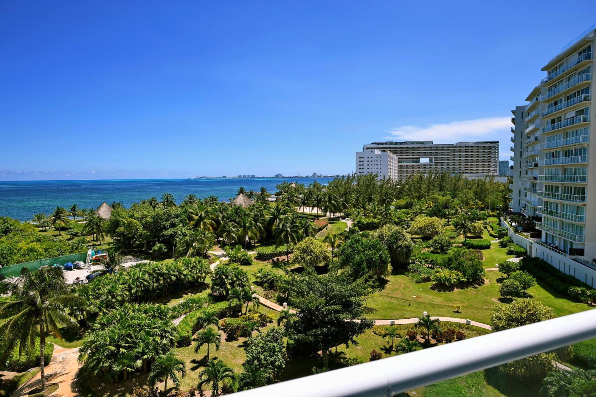 Beachfront Blue Vista Apartment Cancún