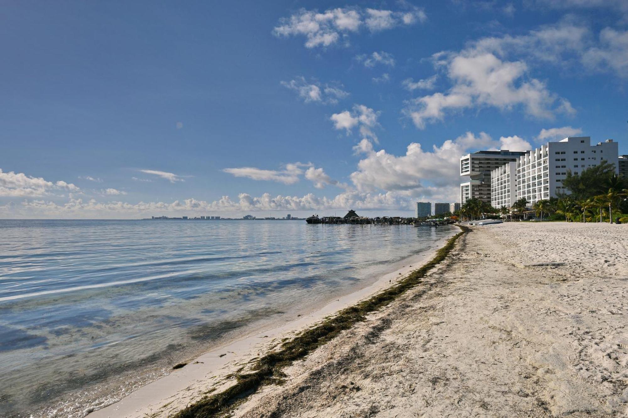 Beachfront Blue Vista Apartment Cancún