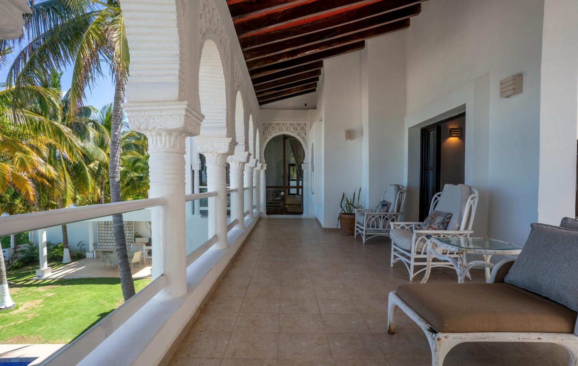 Unique 5br Beachfront W/ Private Pool! Villa Cancun