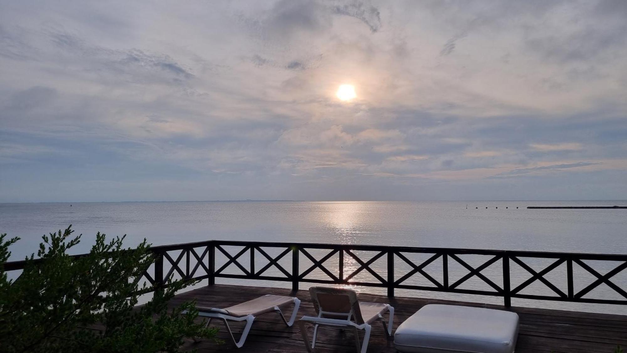 Apartment On The - Seaside Sunset Haven