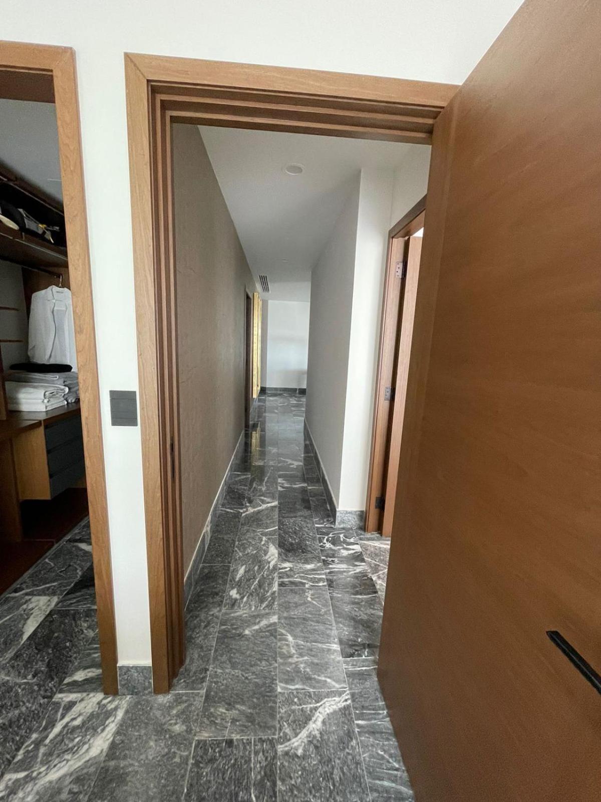 Luxx Shark Tower Apartment *