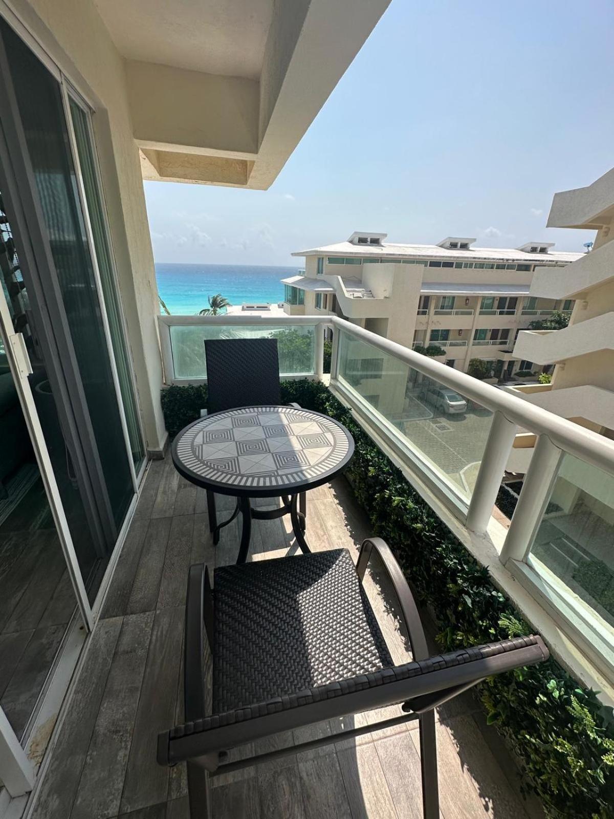 Brisas, Beyond Expectations Oceanfront Apartment Cancún