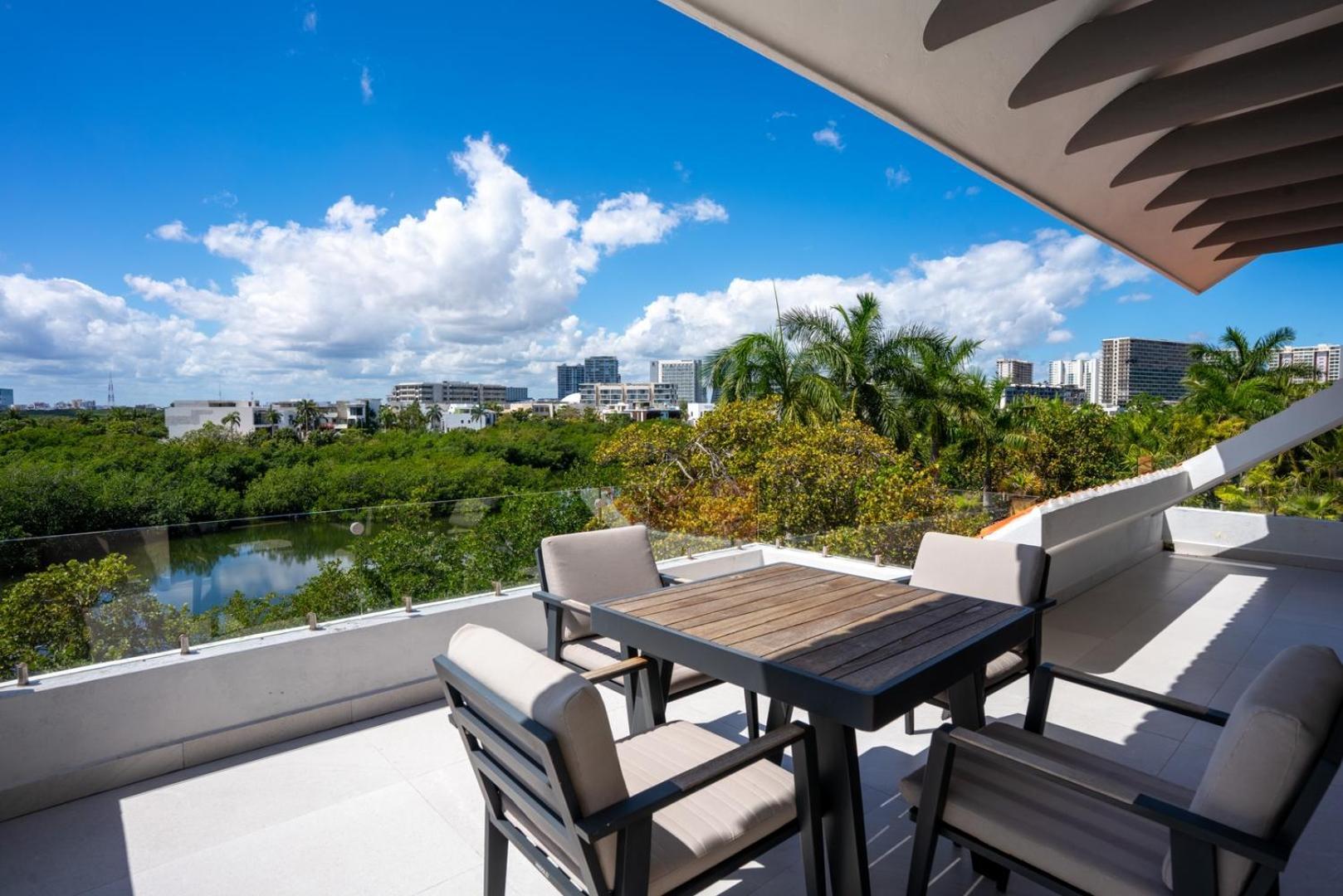 Holiday home 6br Modern Oceanfront W/ Infinity Pool *
