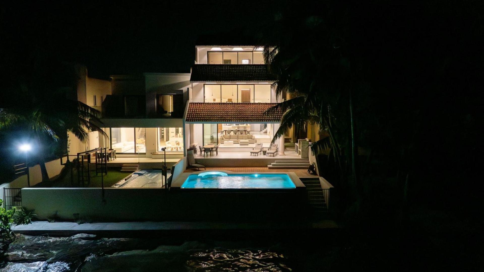Holiday home 6br Modern Oceanfront W/ Infinity Pool