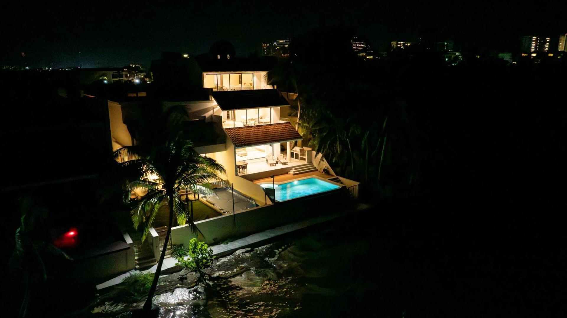 Holiday home 6br Modern Oceanfront W/ Infinity Pool