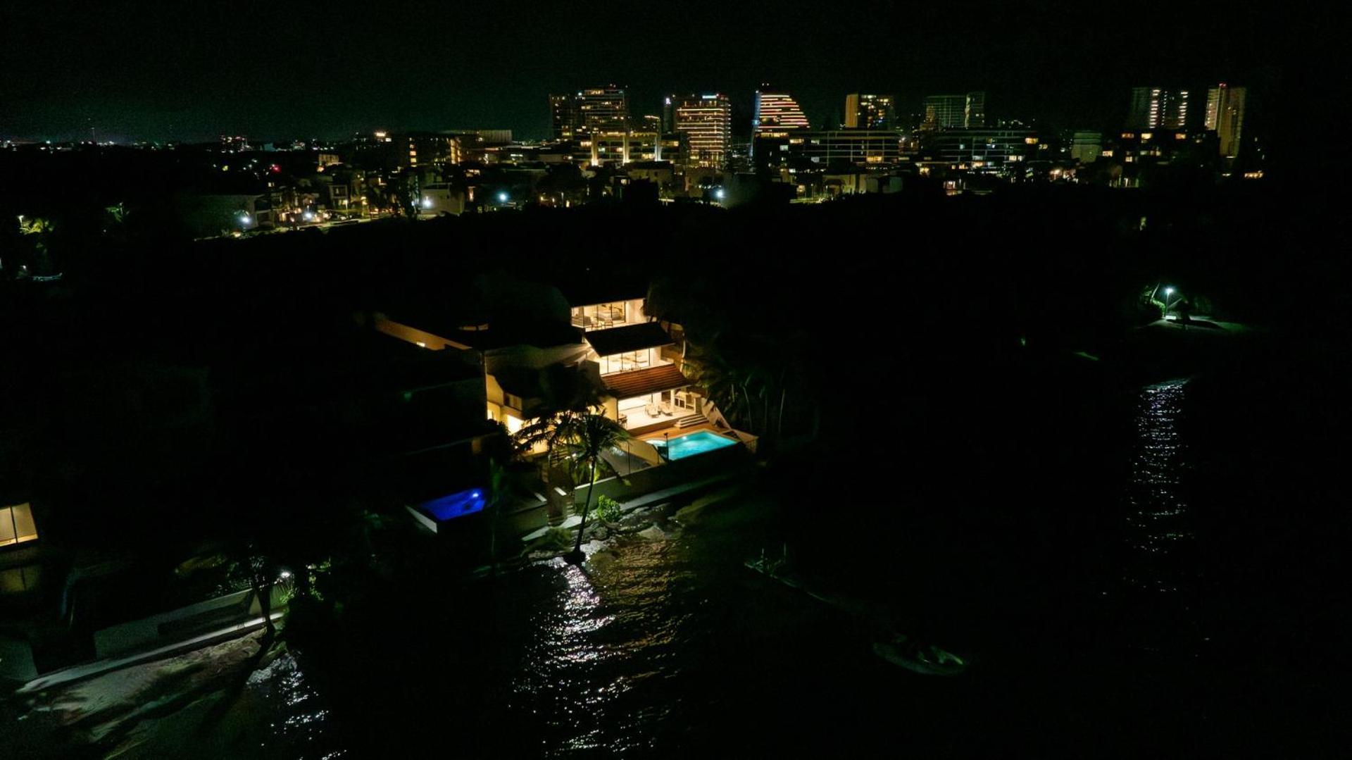 6br Modern Oceanfront W/ Infinity Pool Holiday home *
