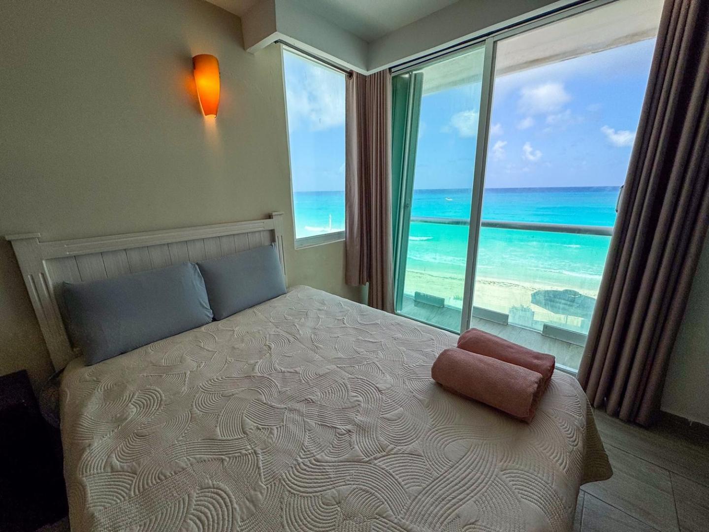 Oceanfront W/balcony, Pool & Access Cancun