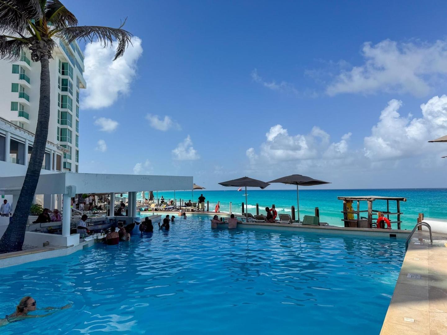 Oceanfront W/balcony, Pool & Access * Cancun
