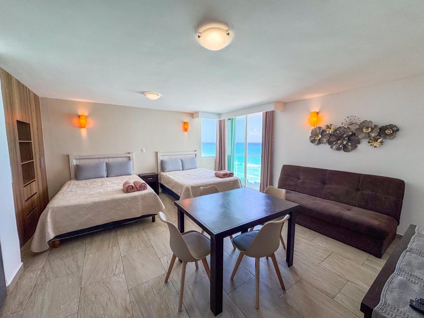 Oceanfront W/balcony, Pool & Access Apartment