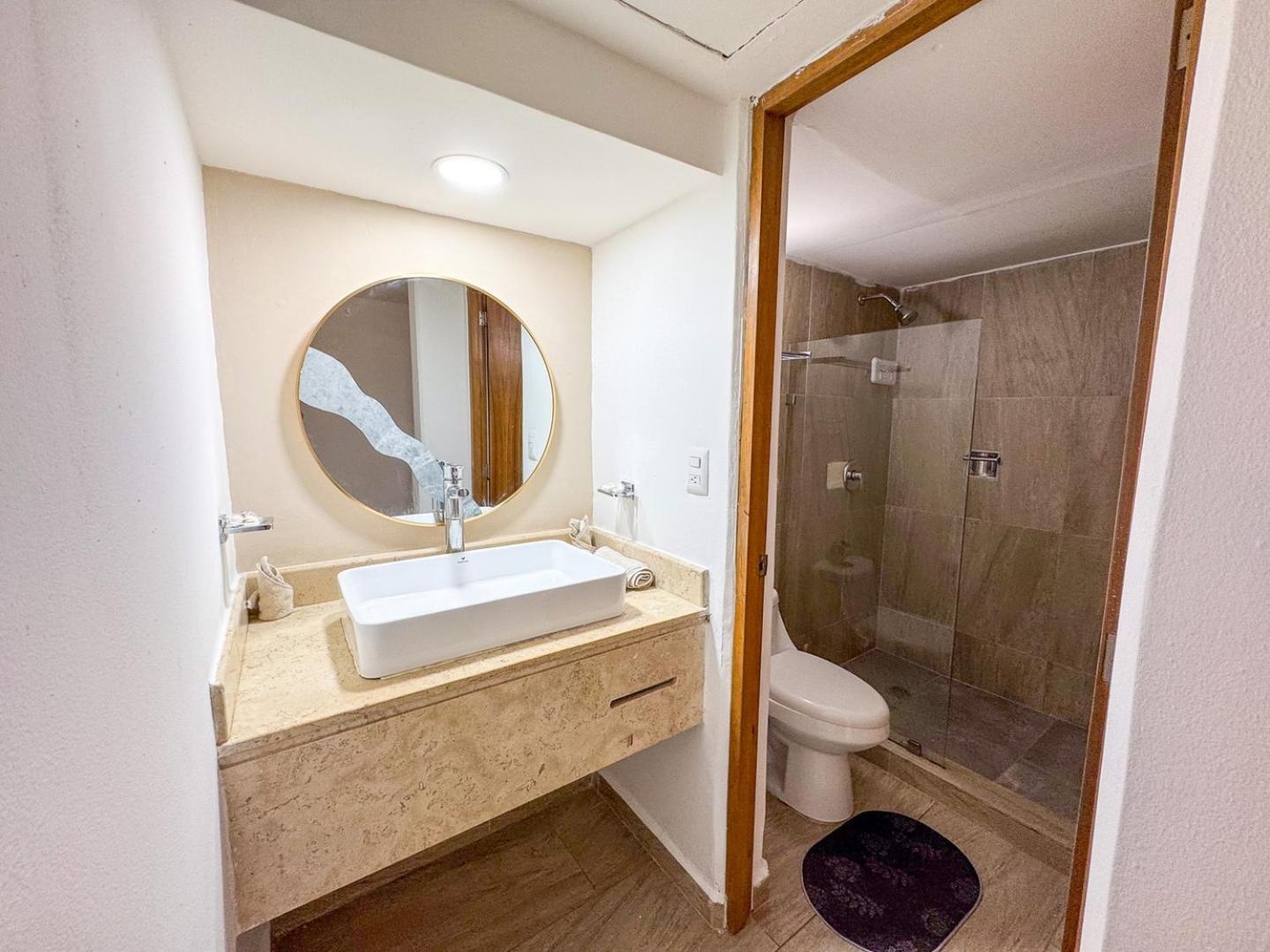 Oceanfront W/balcony, Pool & Access Apartment Cancun