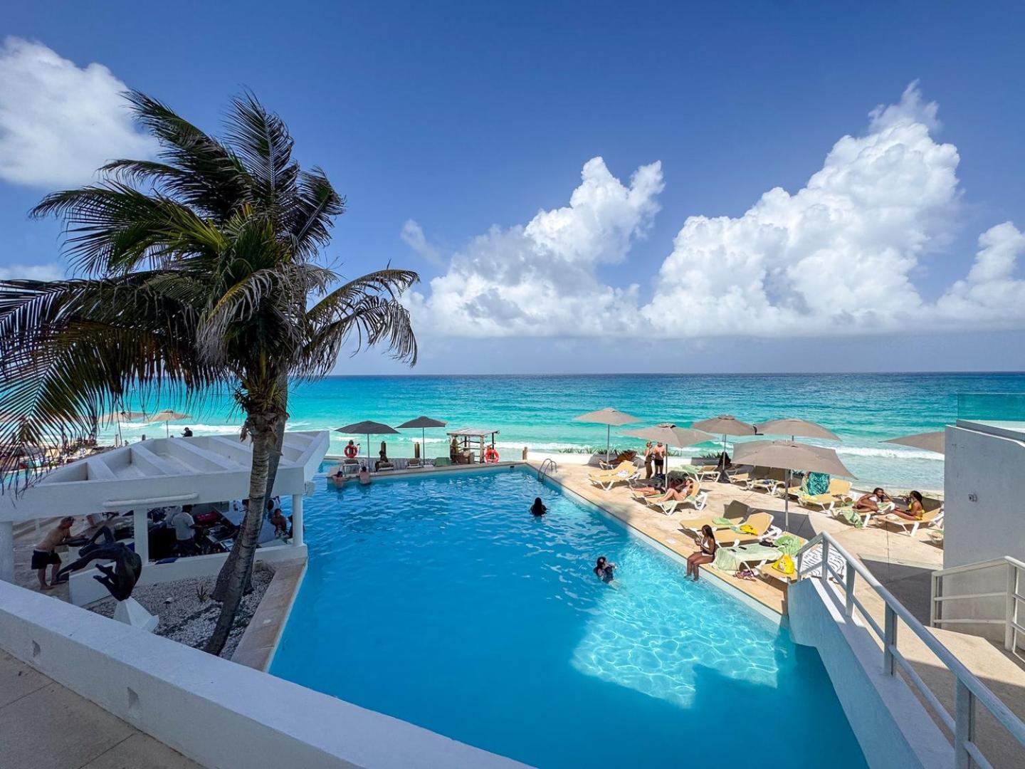 Oceanfront W/balcony, Pool & Access Apartment