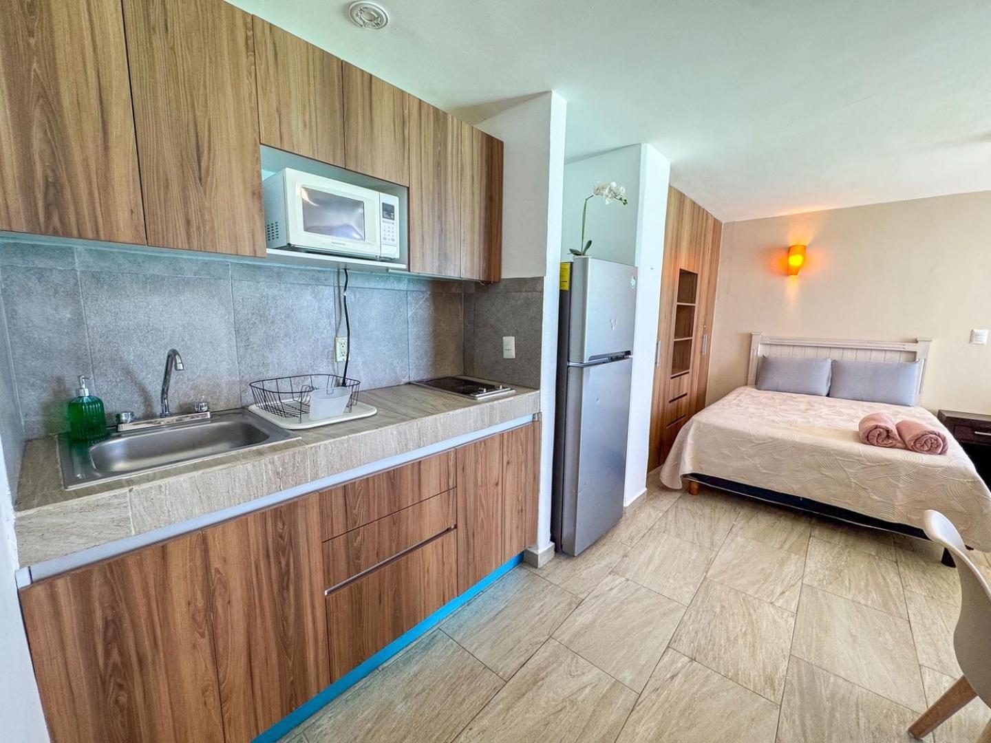 Apartment Oceanfront W/balcony, Pool & Access Cancun