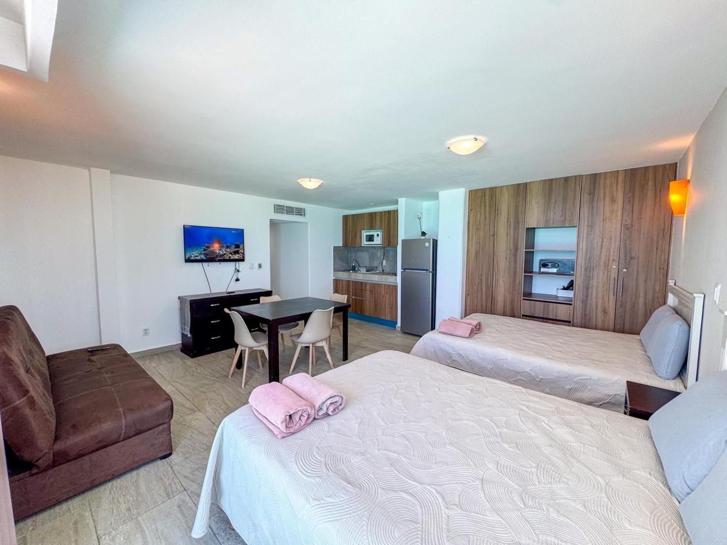 Oceanfront W/balcony, Pool & Access Cancun