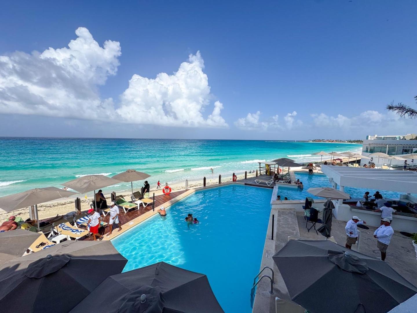 Apartment Oceanfront W/balcony, Pool & Access *