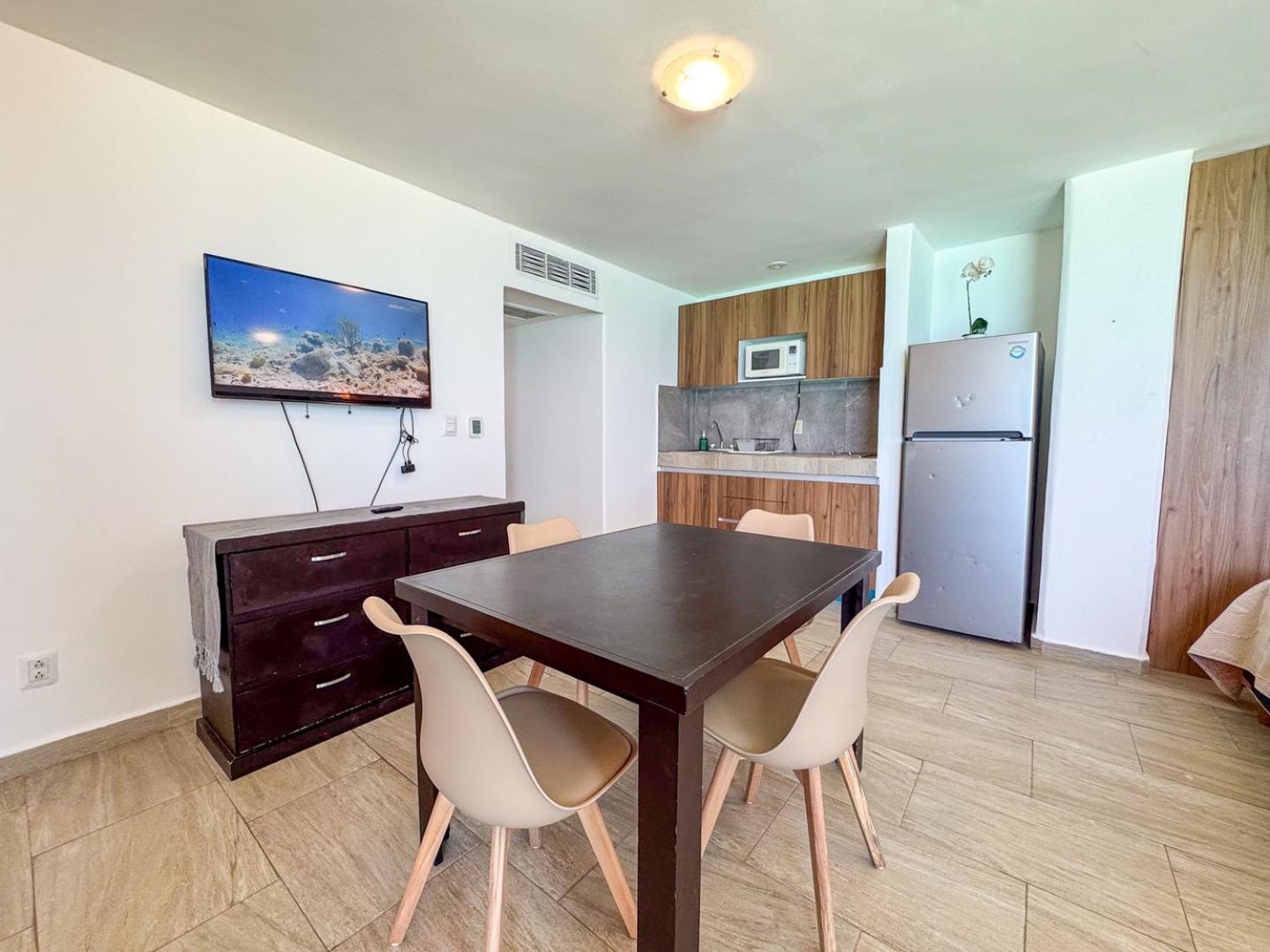 Oceanfront W/balcony, Pool & Access Apartment Cancun