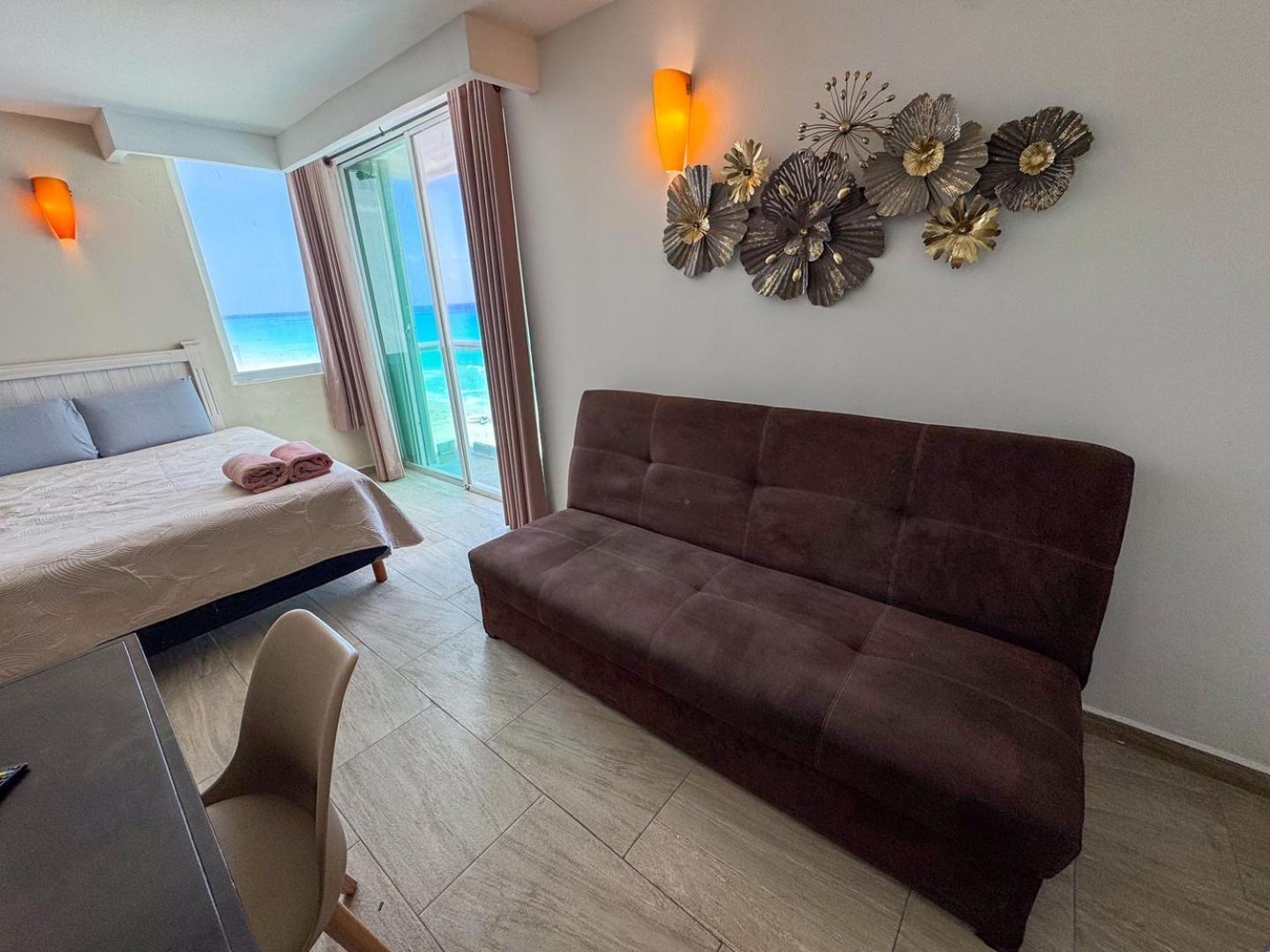 Oceanfront W/balcony, Pool & Access Apartment *