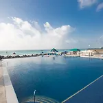 Seadust Cancun Family Resort
