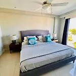 Best Location Luxury Condo With Van