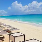 Luxury Ocean Front Apartment, 2 Bedroom Beach, Gym, Spa