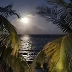 On The Beach - Seaside Sunrise Haven 3 Bedrooms Sea View