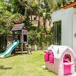 Large House - Walking To Beach - 10 Guests!