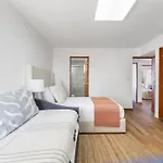 Deluxe Beachfront 4B Villa