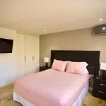 Cozy Loft With Pool, One Block From The Beach!