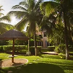 Cozy Loft With Pool, One Block From The Beach!