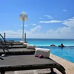 Beachfront Suite In The Best Location!